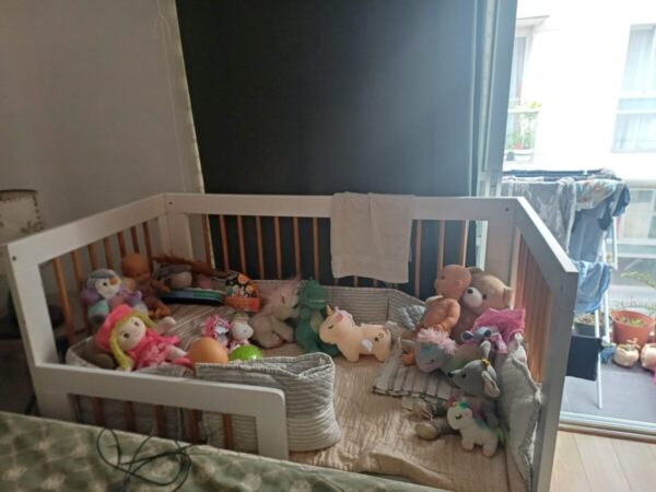 Se vende cuna de segunda mano. Esta cuna se hace cama y tenemos el barandal completo para cuna y también para cama